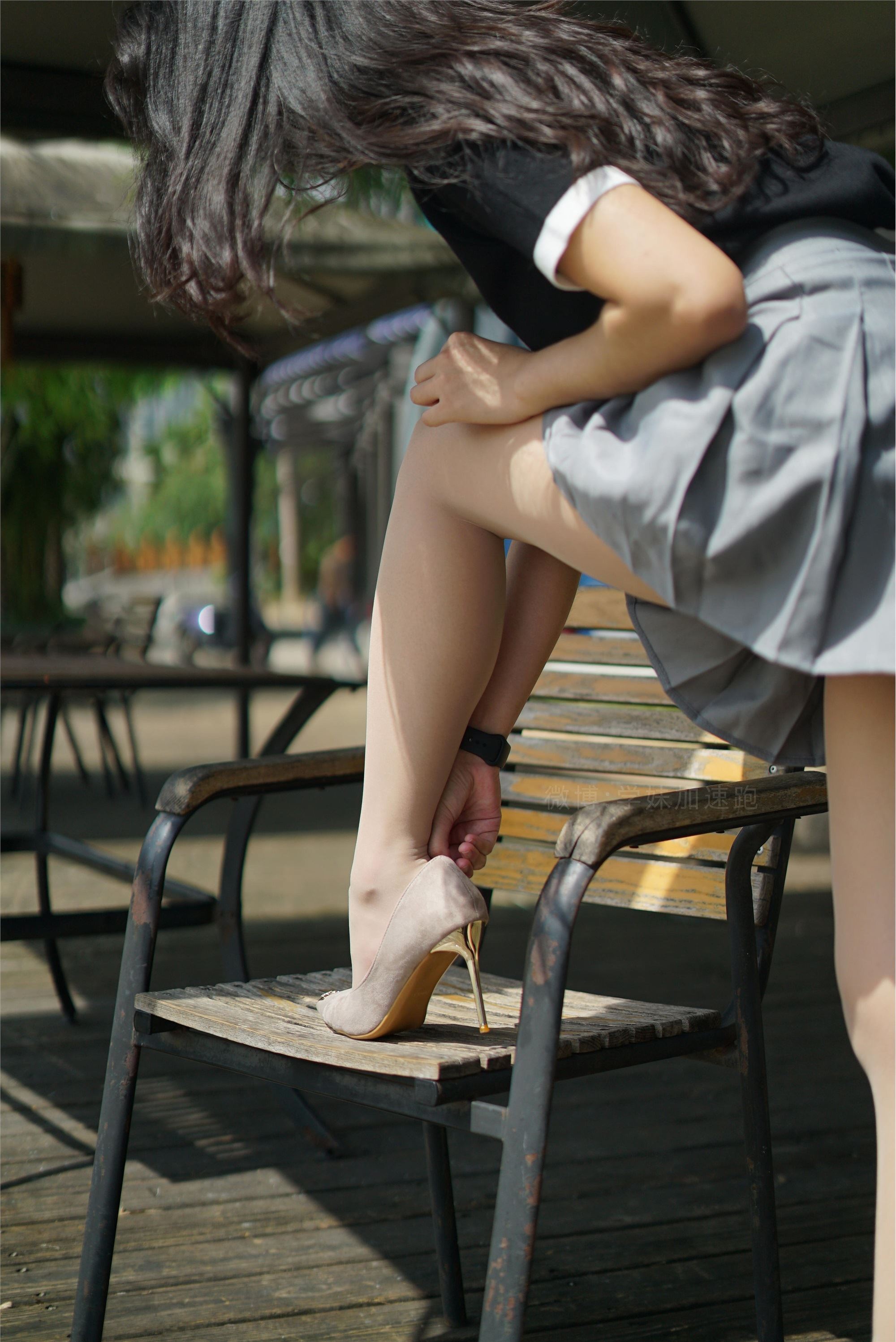 学妹加速跑 XM077《桌上起舞的彤彤》